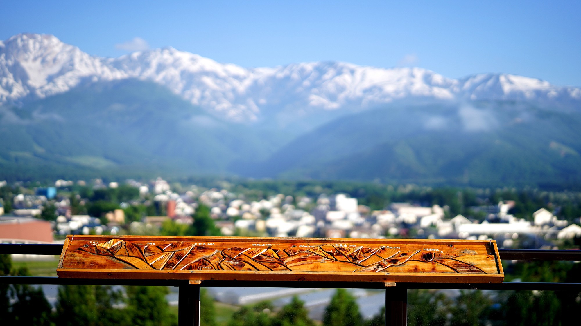 【空やまテラス】白馬三山を眺める展望台。手作りの木製、山脈案内のオブジェもございますよ
