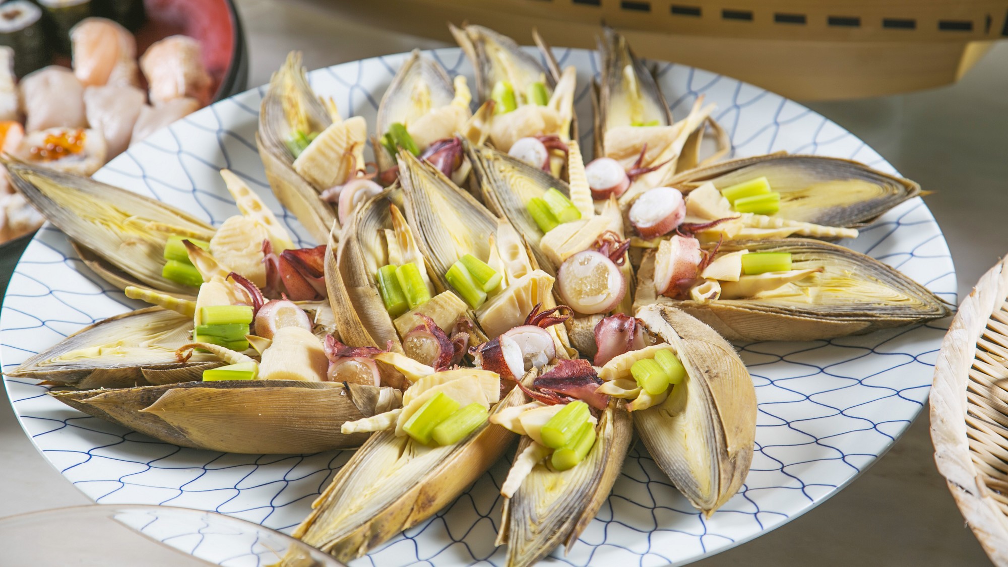 【夕食】会席料理をご提供するような気持ちで、手作りにこだわり丁寧にお料理しています。