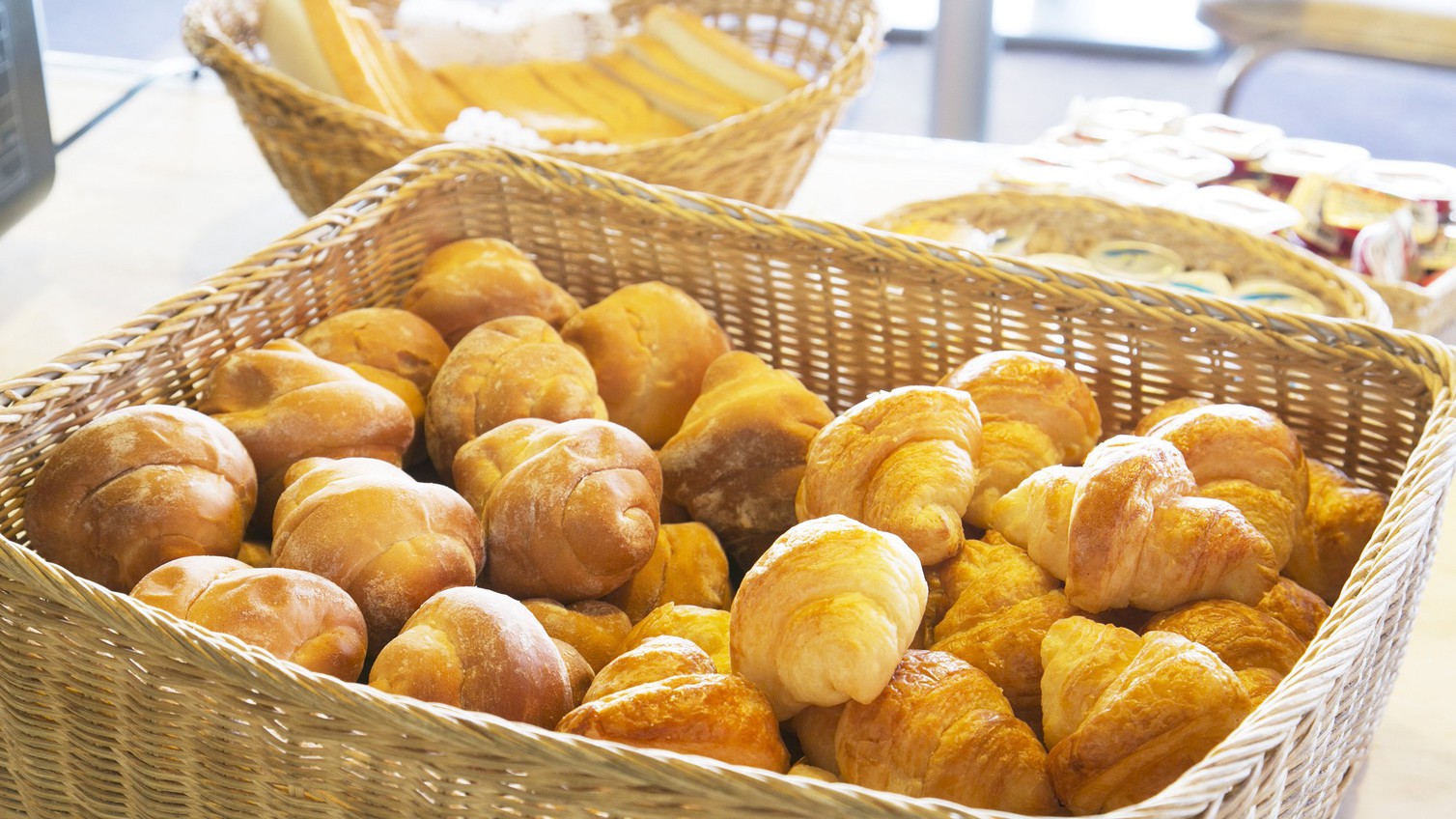 【朝食】パンは白馬村のペンション「エアメイル」さん手作りのパンです。