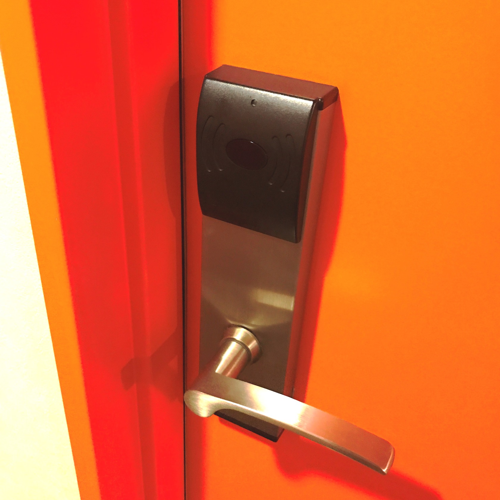 客室ドア客室カードキーをかざすと開錠します。オートロックです。