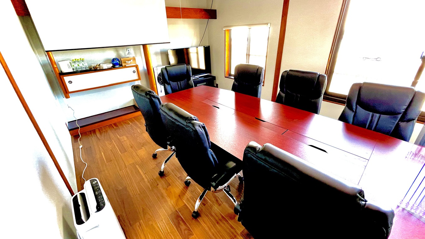*会議室には50型テレビモニター、プロジェクター、無料Wi-Fi完備。