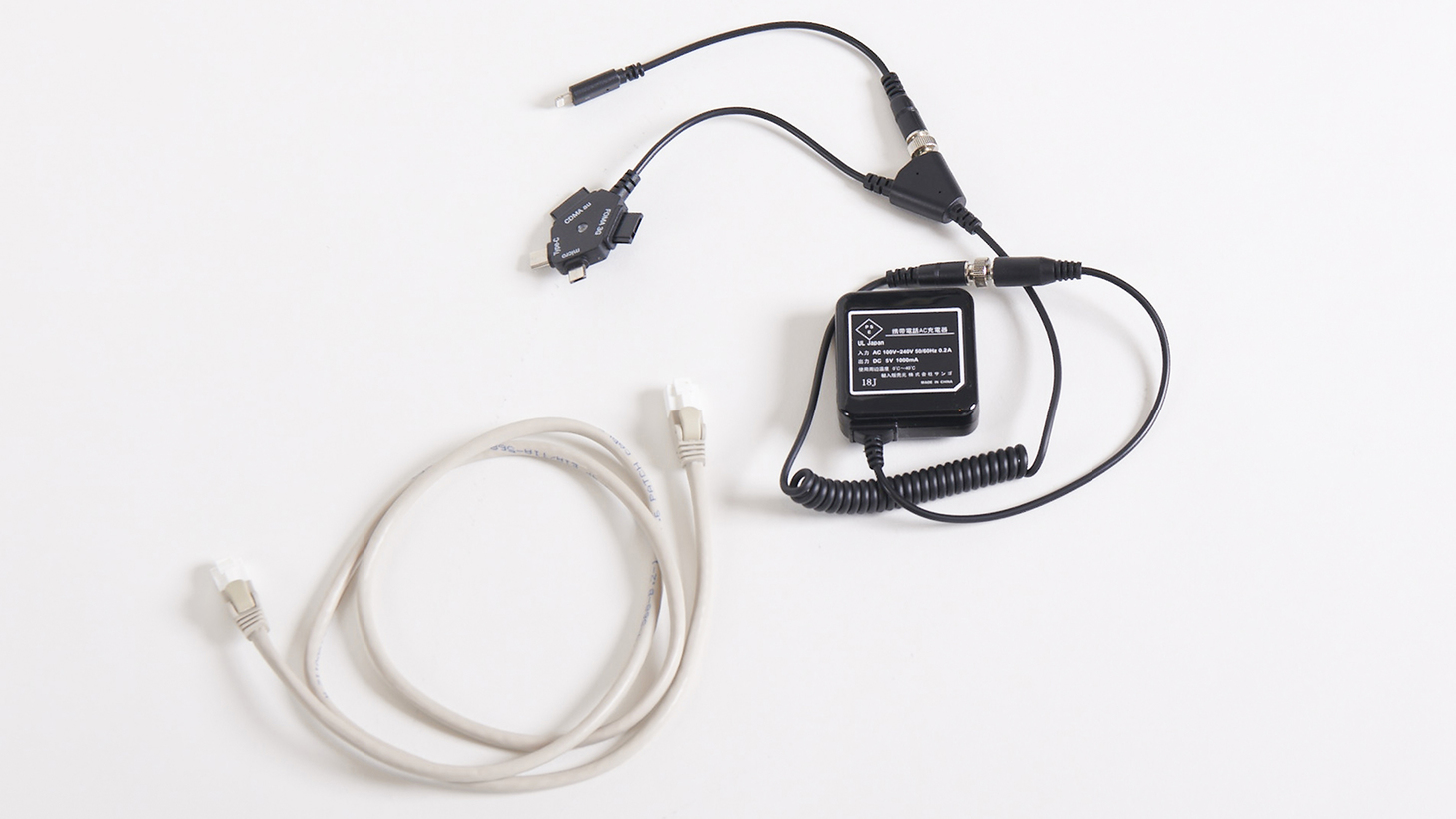 【全室完備】充電器・LANケーブル(充電器はデスク引き出し布袋にあり)