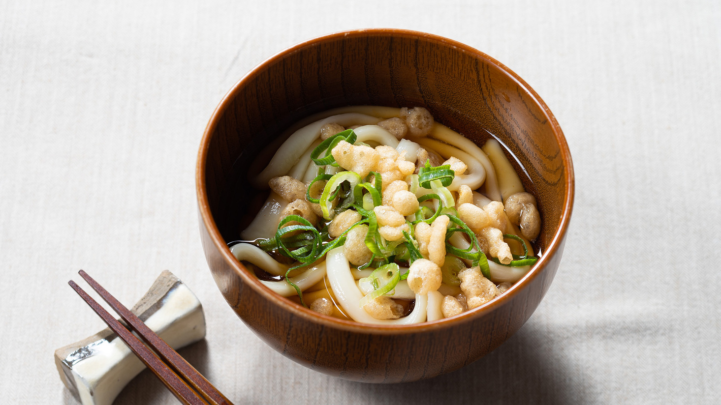 ぶっかけうどん宮崎のソウルフード。コシのある麺に柚子の効いただしをかけてお召し上がりください♪