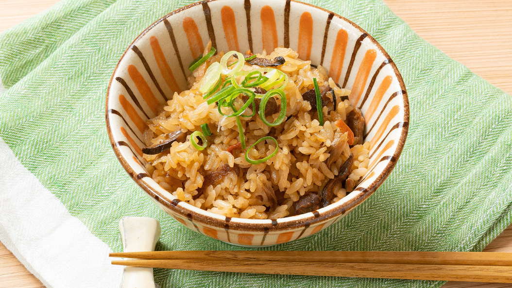 とりめし九州の郷土飯。鶏肉と野菜を一緒に炊き込んだ旨味たっぷりのごはんです。