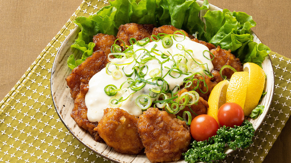 チキン南蛮甘酢をチキンにつけて、タルタルソースをつけるのが宮崎流！深い味わいに仕上がっています！