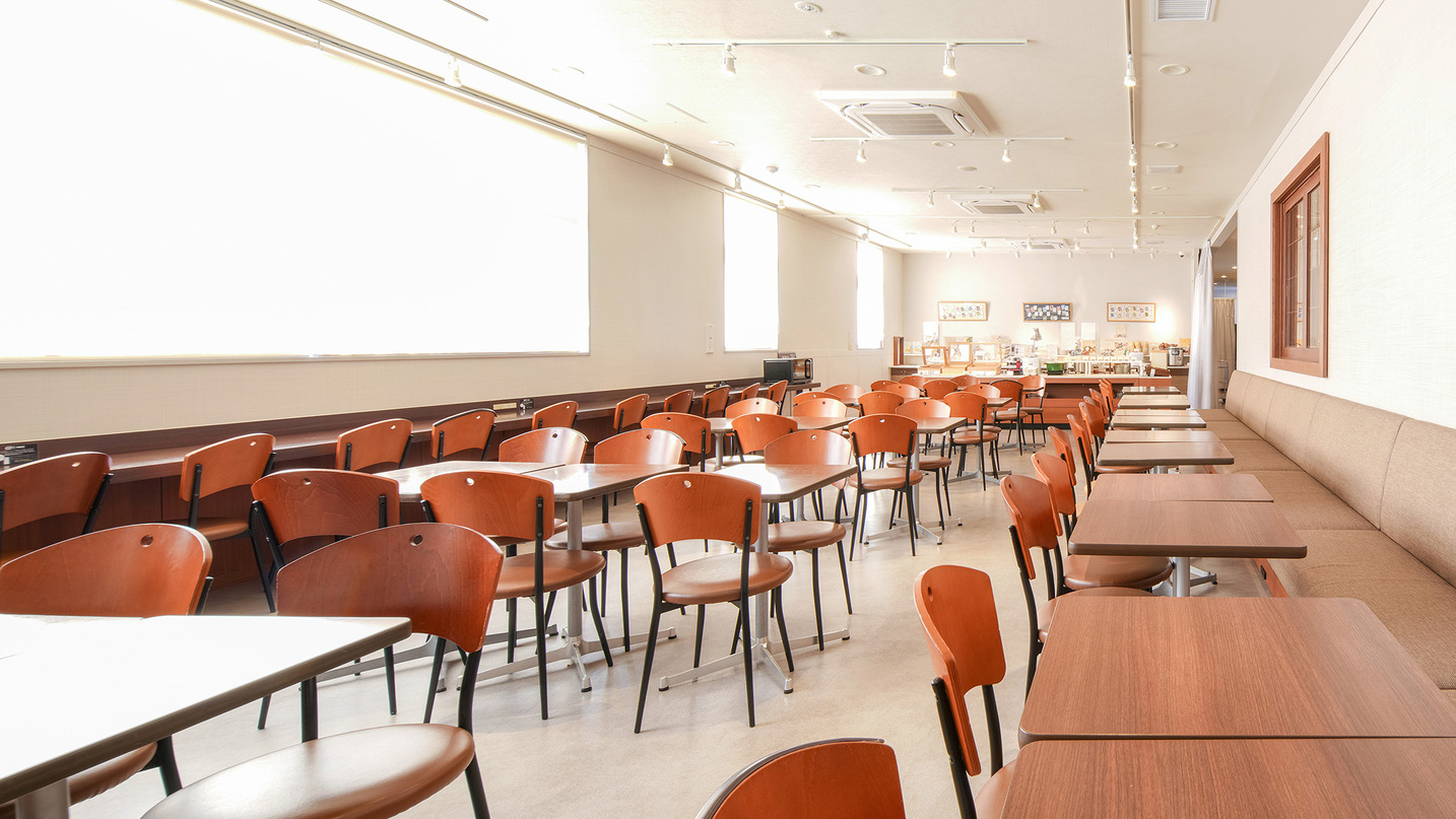 ラウンジ①12：00〜23:00まで解放。作業も可能。ソファ下にコンセントあり。