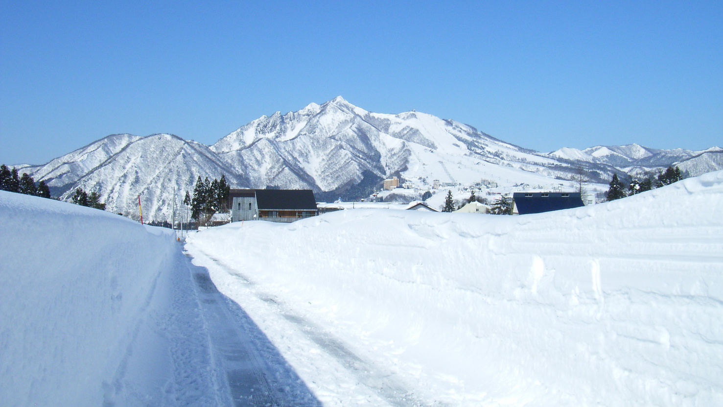 *周辺景観／12月より、宿周辺は一気に雪景色となります。1〜2月には数m降り積もることも！