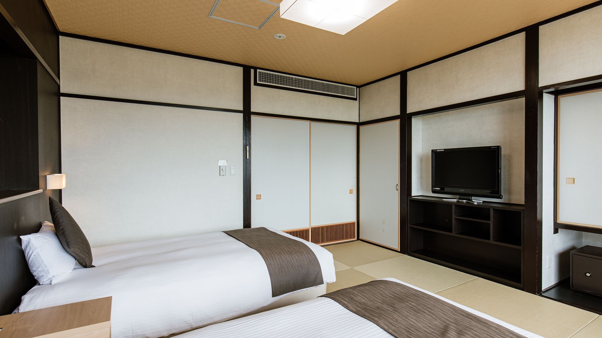 和室ツイン【33平米】琉球調の畳の上にセミダブルベッド2台を備えたモダンなお部屋。