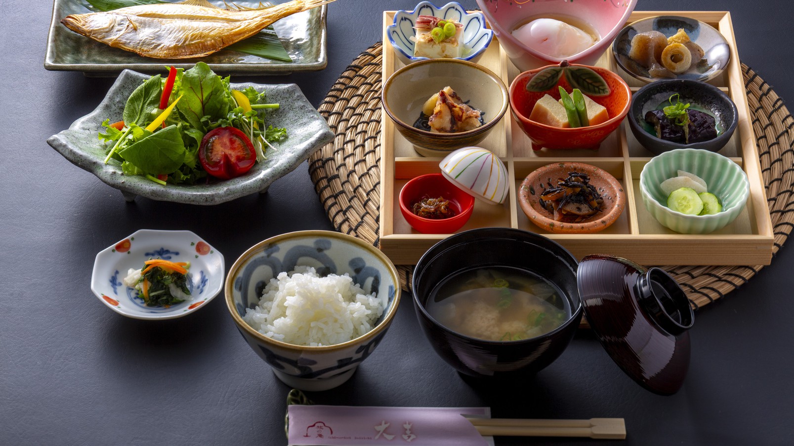 【朝食】大吉の朝食の主役は、「ご飯」。粒の立った甘い自家製コシヒカリ米の美味しさに舌鼓！