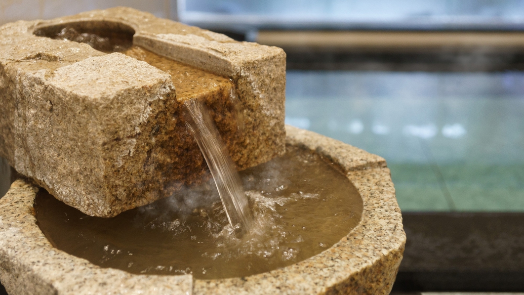 低張性弱アルカリ性高温泉は美肌効果、神経痛、筋肉痛など様々な効果がございます