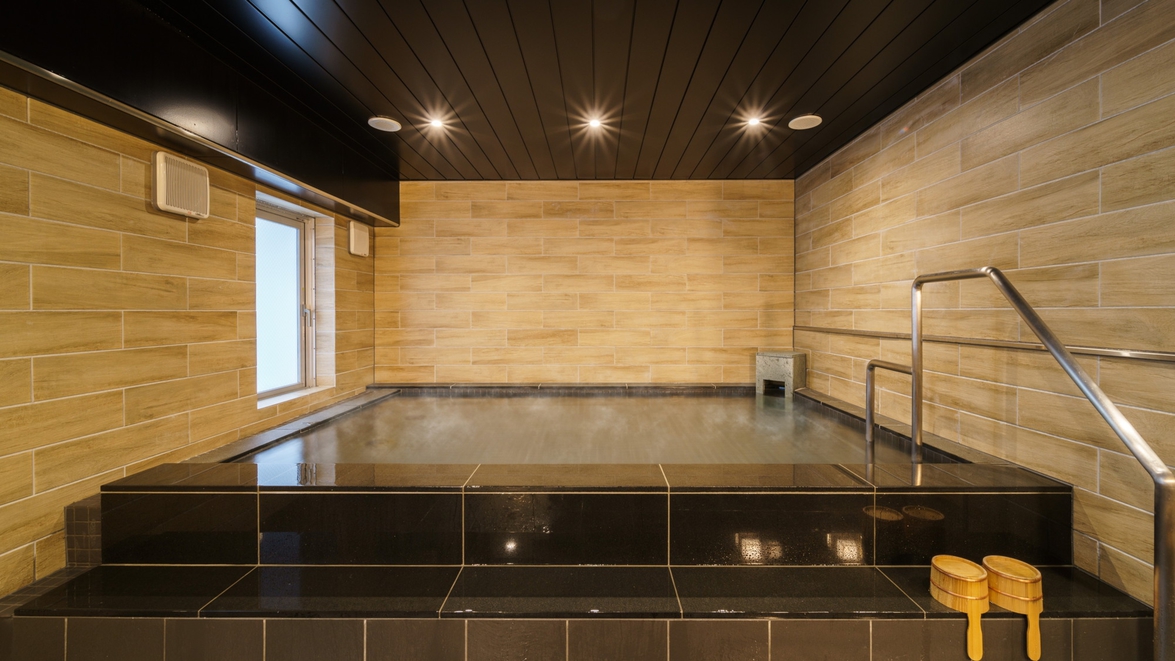 天然温泉「弦月の湯」は無色透明の低張性弱アルカリ性高温泉です