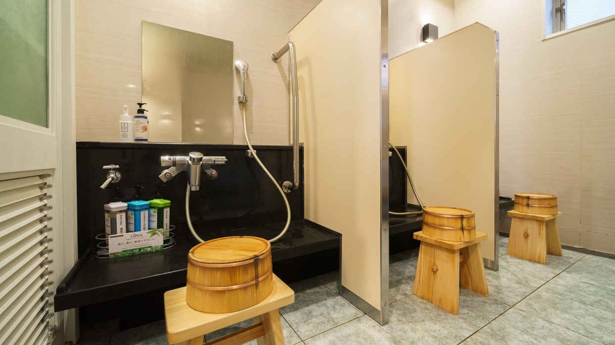 洗い場の椅子・桶にも「東濃ヒノキ」使用