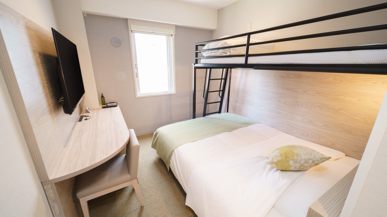 ダブルベッドとロフトベッド付