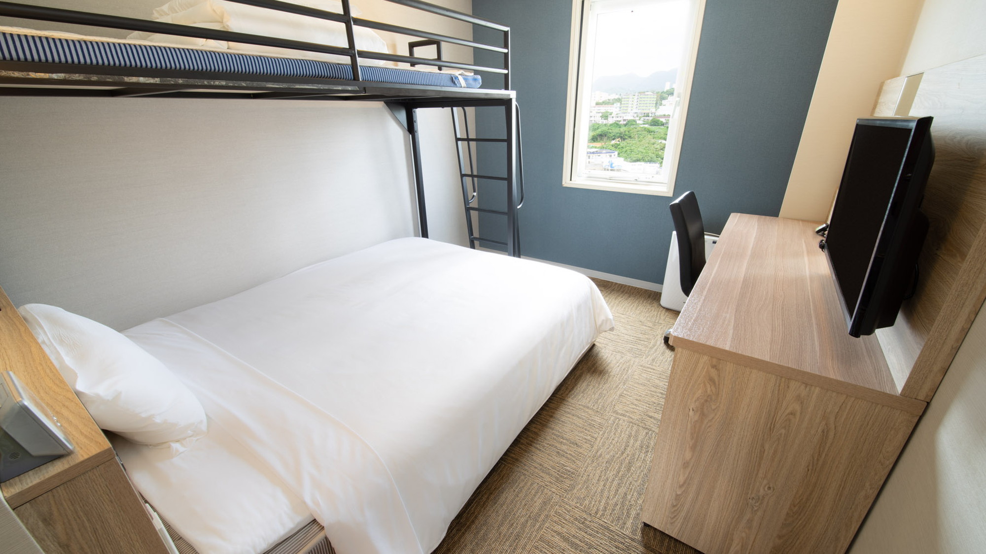 ダブルベッドとロフトベッド付