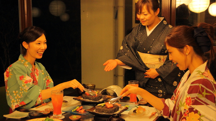 お食事は個室風食事処にて