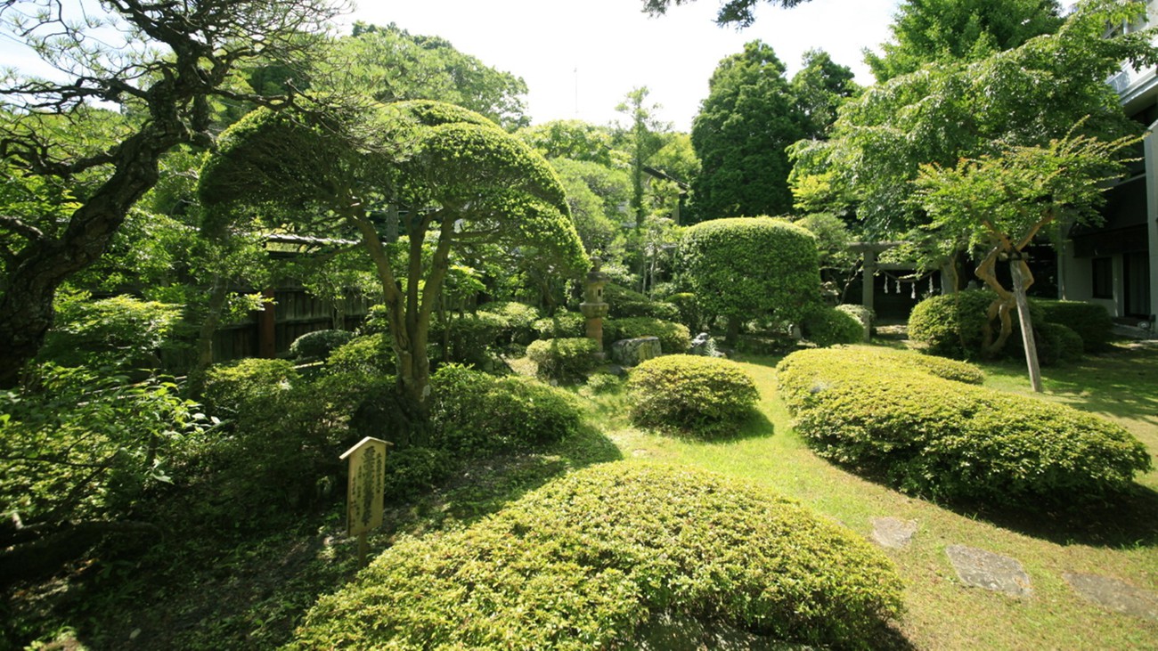 中庭／四季折々の色合いを魅せる閑静な日本庭園は、心を和ませてくれます。