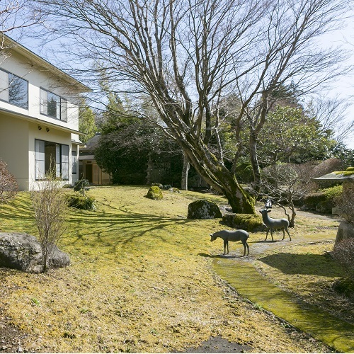 【御庭】四季折々の空気が楽しめる中庭のテラスで、読書や湯上りのひとときをどうぞ。