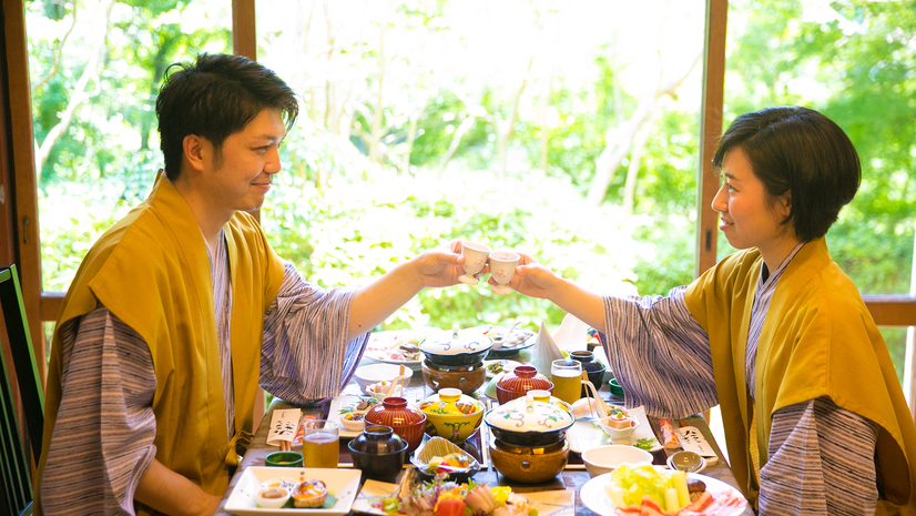 誰にも邪魔されず、カップルで部屋食を愉しむ・・・浴衣に着替え、いつもと違う姿に胸キュン♪