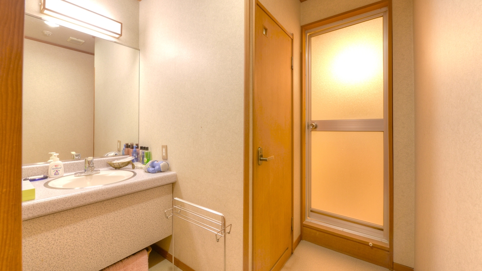 *和室10畳（客室一例）/ゆったり広々とした洗面スペース。