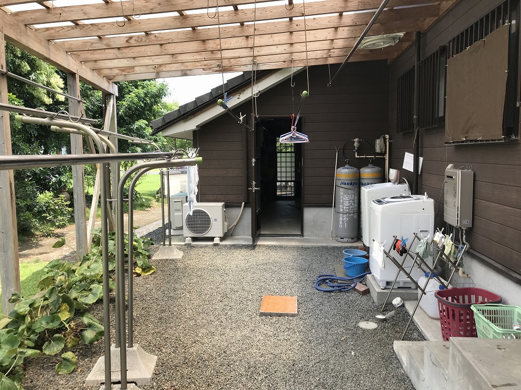 雨の日も大丈夫屋根付きの洗濯干場があります