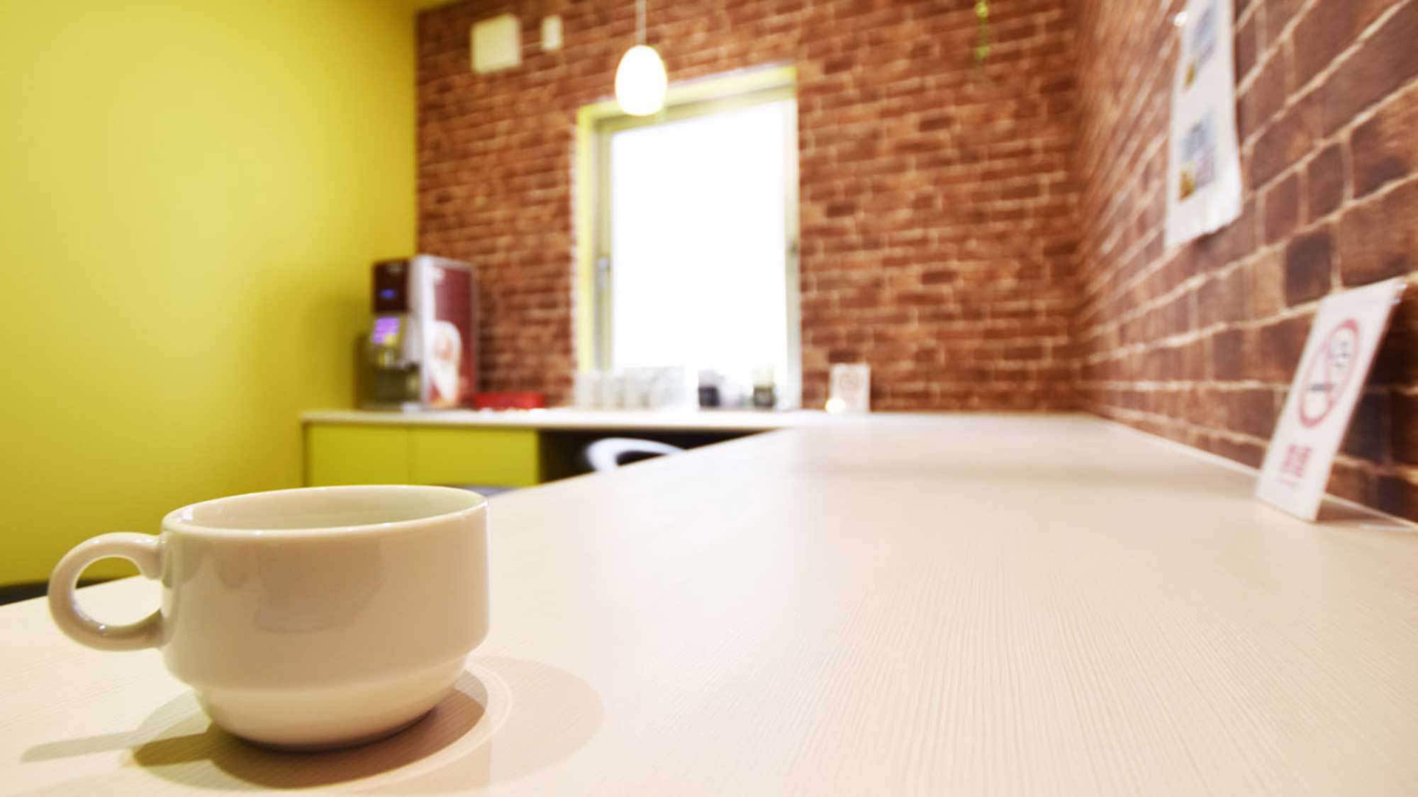 【カフェスペース】コーヒーは無料のセルフサービスとなっております。