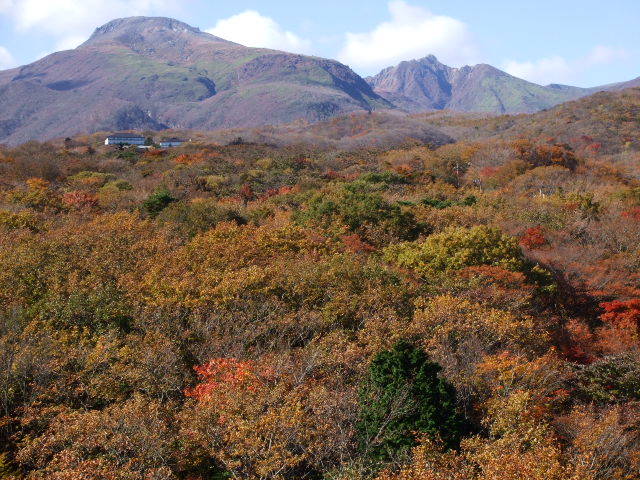 屋上から見た秋の茶臼岳
