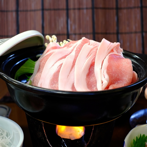 【上州麦豚タジン鍋】話題のタジン鍋を使い低温でゆっくりと蒸し煮にして作ります♪