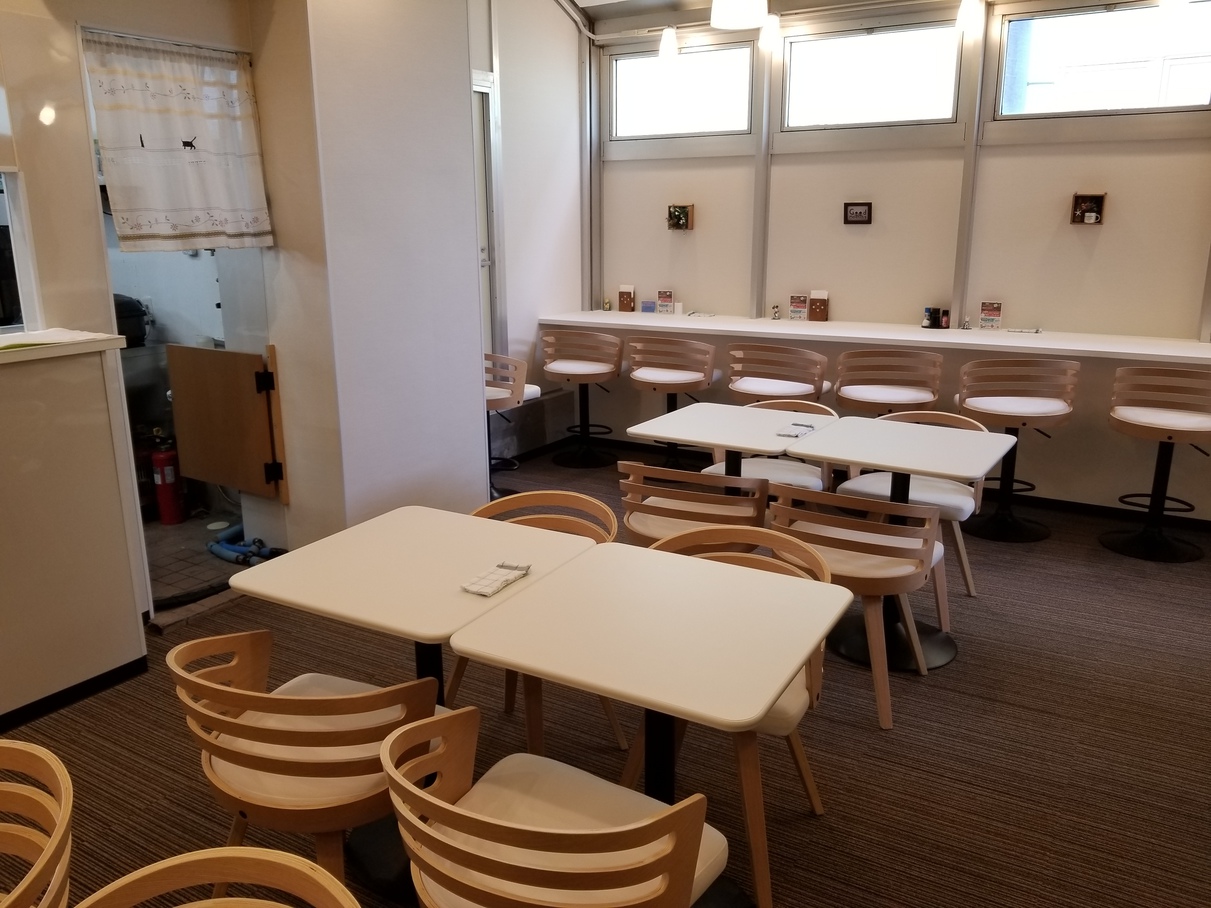 朝食会場テーブル席