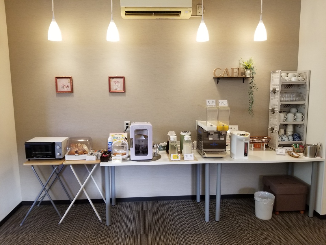 朝食会場ドリンク・スイーツコーナー
