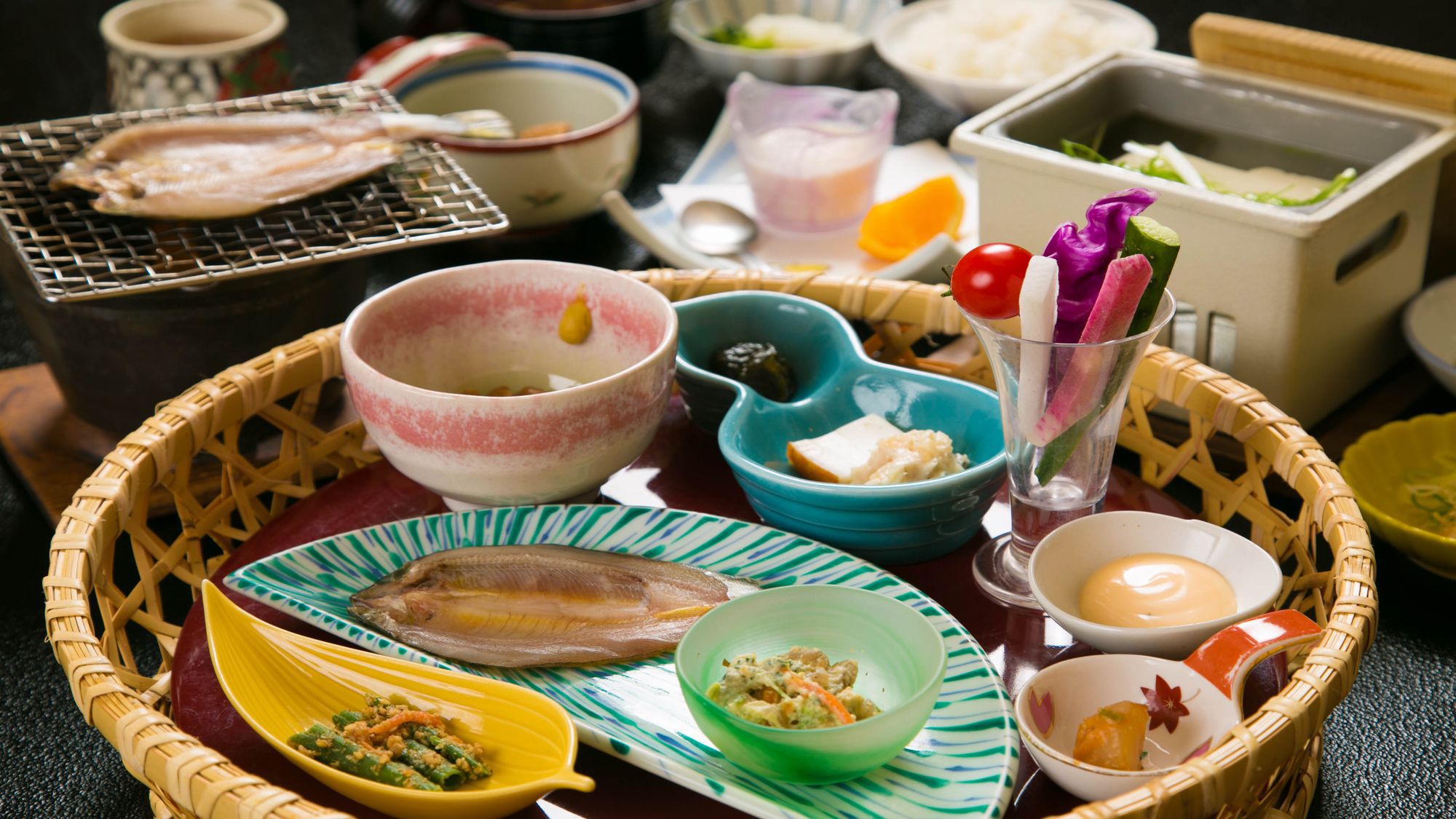 ご朝食地元の山菜をふんだんに使用した和食膳