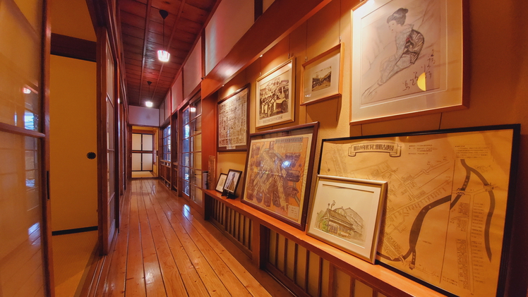 ［歴史］廊下には、110年の歴史を感じさせる古地図や竹久夢二の作品も