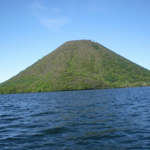 当館から車で約２０分ほどで行けちゃう湖『榛名湖』でボートの上から見た榛名富士