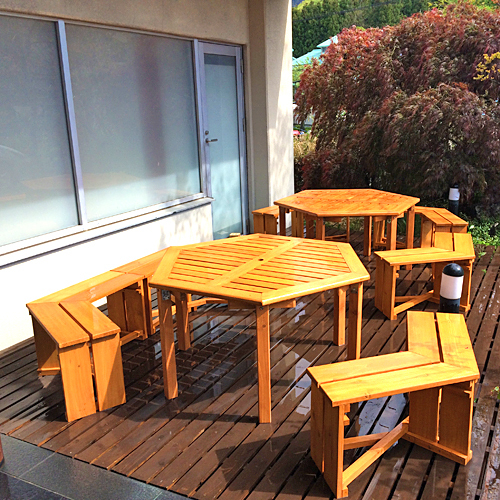 玄関脇にあるデッキで、自然を感じながらコーヒーやビールなんて最高です♪