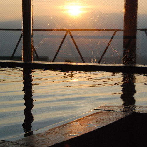 大浴場から見える心洗われる絶景の朝日