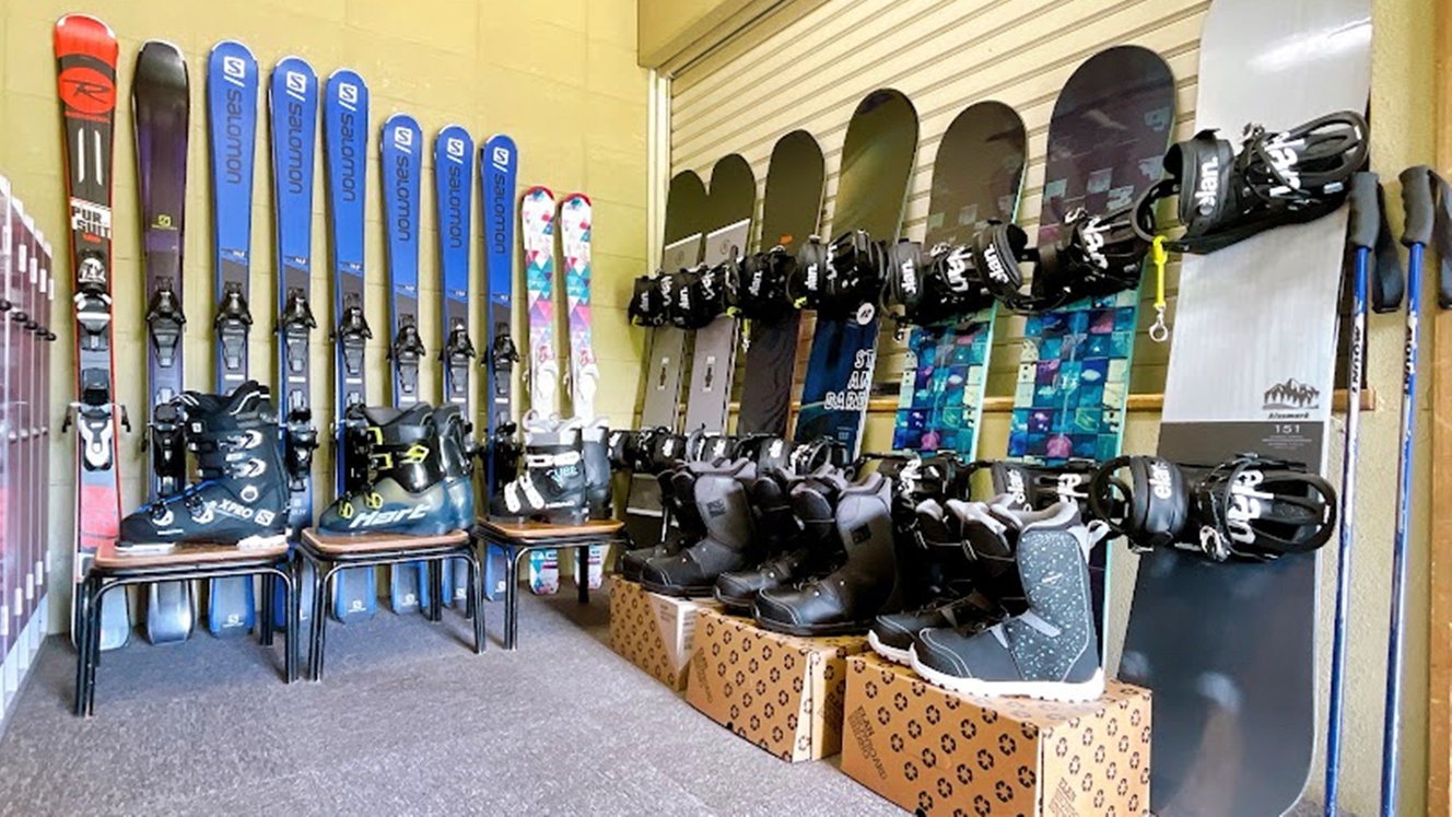 *レンタル用品／スキー、ボード、ウェアがレンタル可能。スキーは特に種類が豊富です。