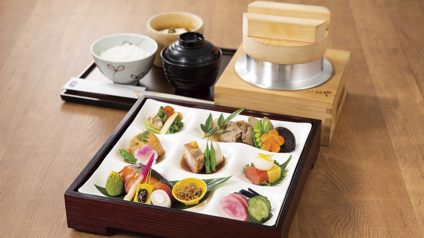 朝食・和御膳（春）春メニューの一例です。釜炊きご飯、味噌汁、季節のおかず、自家製豆腐のセットです。