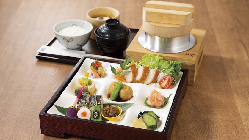 朝食・和御膳（夏）夏メニューの一例です。釜炊きご飯、味噌汁、季節のおかず、自家製豆腐のセットです。