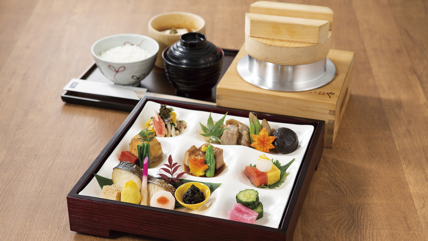 朝食・和御膳（秋）秋メニューの一例です。釜炊きご飯、味噌汁、季節のおかず、自家製豆腐のセットです。