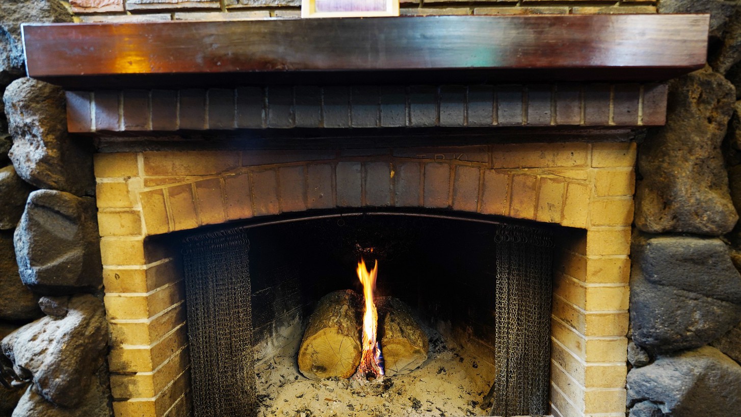 暖炉の火を見ていると穏やかな気持ちになります。