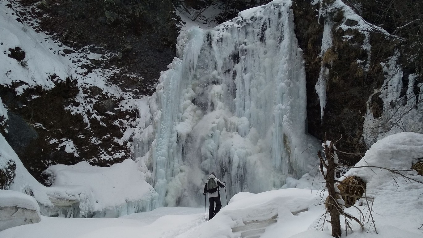 氷瀑した善五郎滝スノーシューで冬も散策が楽しめます。