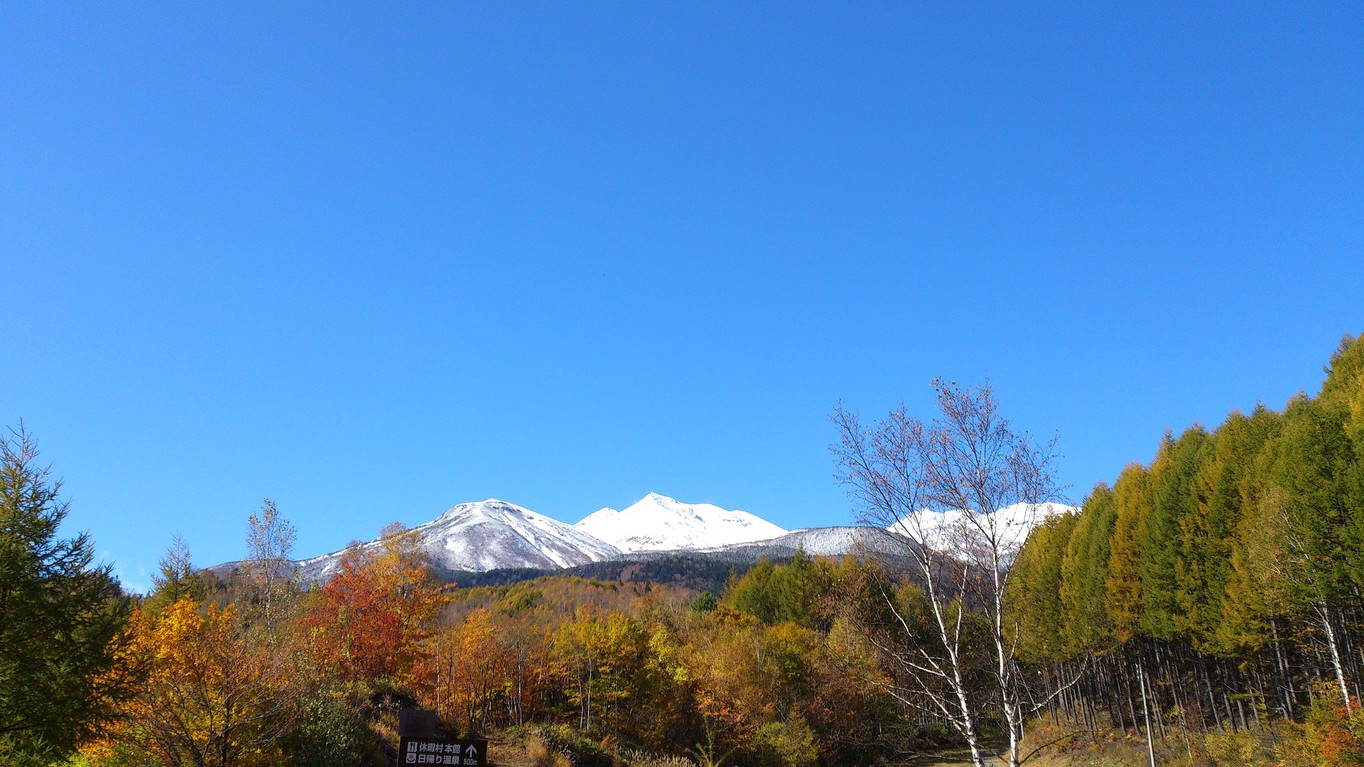 秋の八ヶ岳。紅葉と白い八ヶ岳のコントラストが見事です