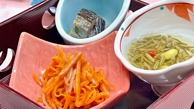 会津郷土料理前菜３種一例：イカ人参やにしんの山椒漬けなど、会津を感じるお食事からスタートです