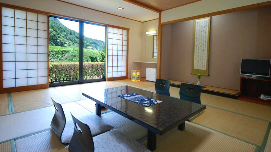 【和室15畳】落ち着きのある和室で、ゆるやかに流れる田舎の風景を楽しみながらお過ごしください。