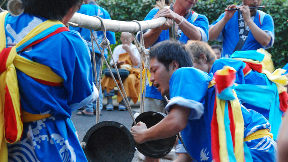 地元の夏祭りは毎年、囃子が周辺を練り歩き宿の前でも鐘や太鼓を叩きます
