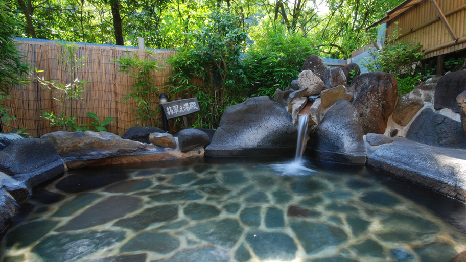 【大浴場／露天】木立ちに囲まれた露天風呂。朝の木漏れ日の中での入浴はオススメです。
