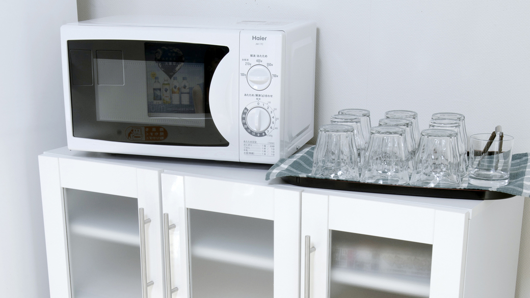 電子レンジとコップ