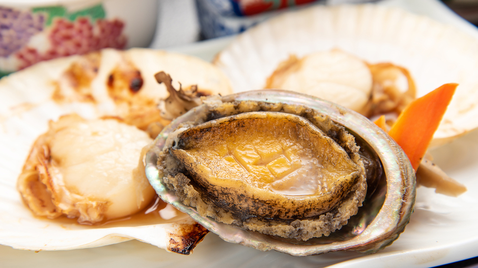 *【お料理贅沢プラン一例】あわびとホタテの陶板焼き（仕入れ状況によりメニューは異なります）