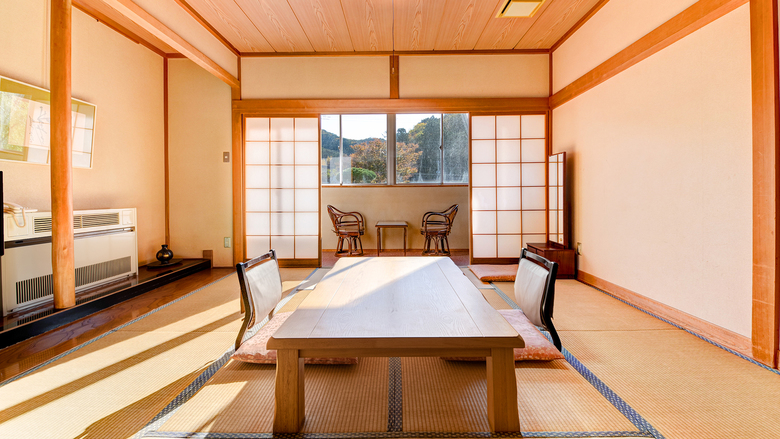 *【庭園側和室10畳】広縁からは当館の庭園や山々の眺望をお楽しみいただけます。