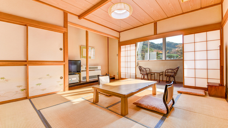 *【庭園側和室10畳】広縁からは当館の庭園や山々の眺望をお楽しみいただけます。