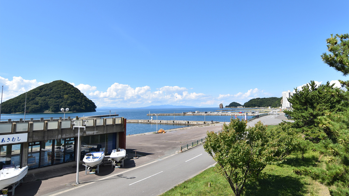 *浅虫海岸／陸奥湾に沈む夕日が風光明媚な浅虫海岸。